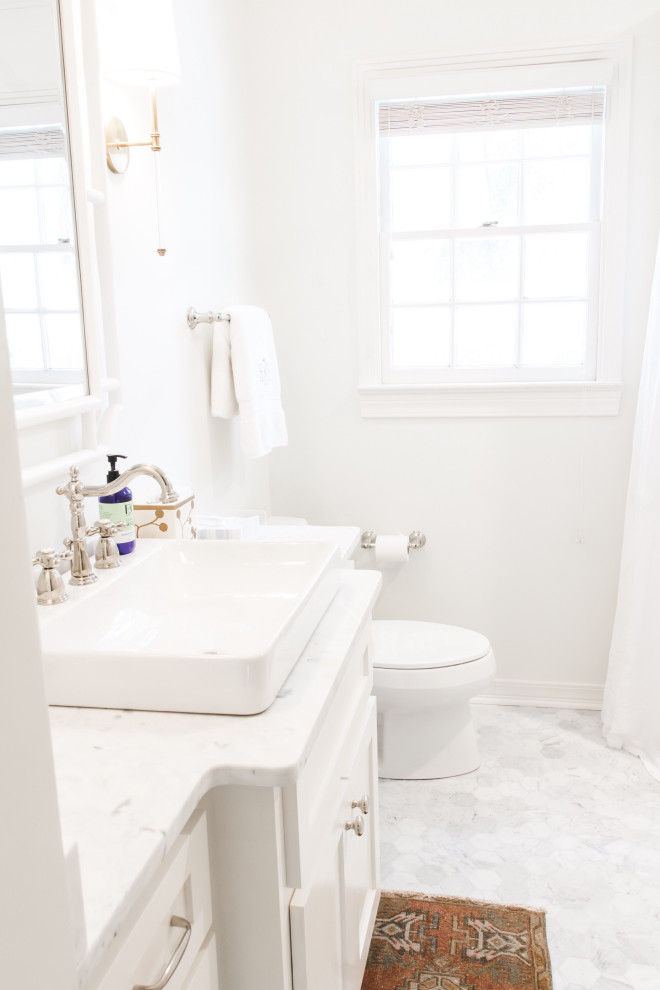 Idéer för att renovera ett mellanstort funkis vit vitt badrum för barn, med skåp i shakerstil, vita skåp, en toalettstol med separat cisternkåpa, vit kakel, marmorkakel, vita väggar, marmorgolv, ett fristående handfat, marmorbänkskiva, turkost golv och dusch med gångjärnsdörr