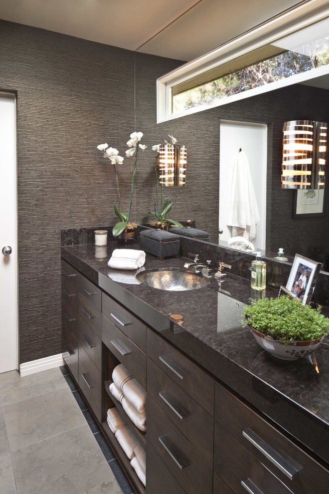 Immagine di una stanza da bagno design con top in marmo
