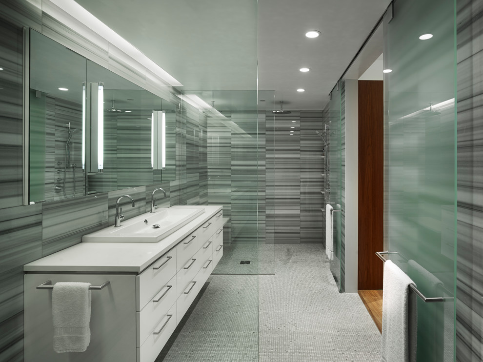Imagen de cuarto de baño moderno con ducha abierta, ducha abierta y encimeras blancas