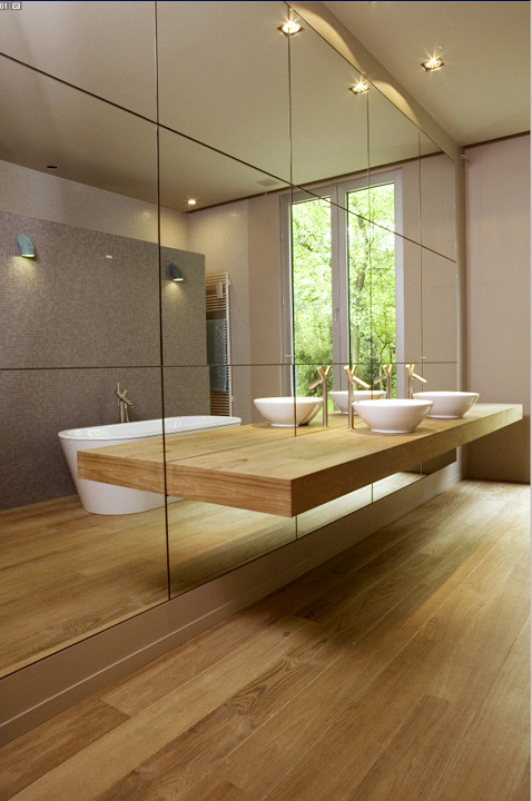 На фото: большая главная ванная комната в современном стиле с открытыми фасадами, светлыми деревянными фасадами, зеркальной плиткой, коричневыми стенами, светлым паркетным полом, настольной раковиной и столешницей из дерева
