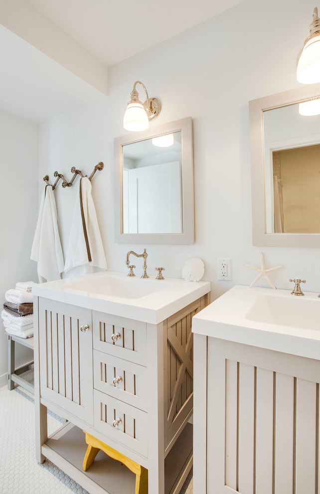 Diseño de cuarto de baño rectangular marinero con lavabo tipo consola, paredes blancas y puertas de armario beige