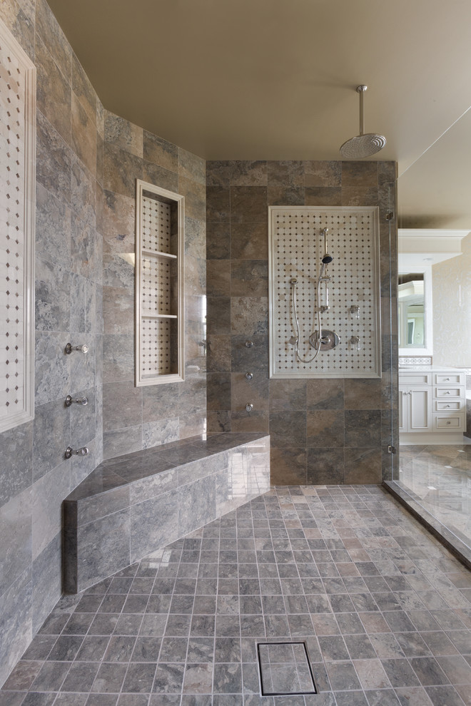 Diseño de sauna contemporánea de tamaño medio con lavabo bajoencimera, armarios tipo mueble, puertas de armario blancas, encimera de mármol, bañera encastrada, baldosas y/o azulejos grises, baldosas y/o azulejos en mosaico, paredes amarillas y suelo de mármol