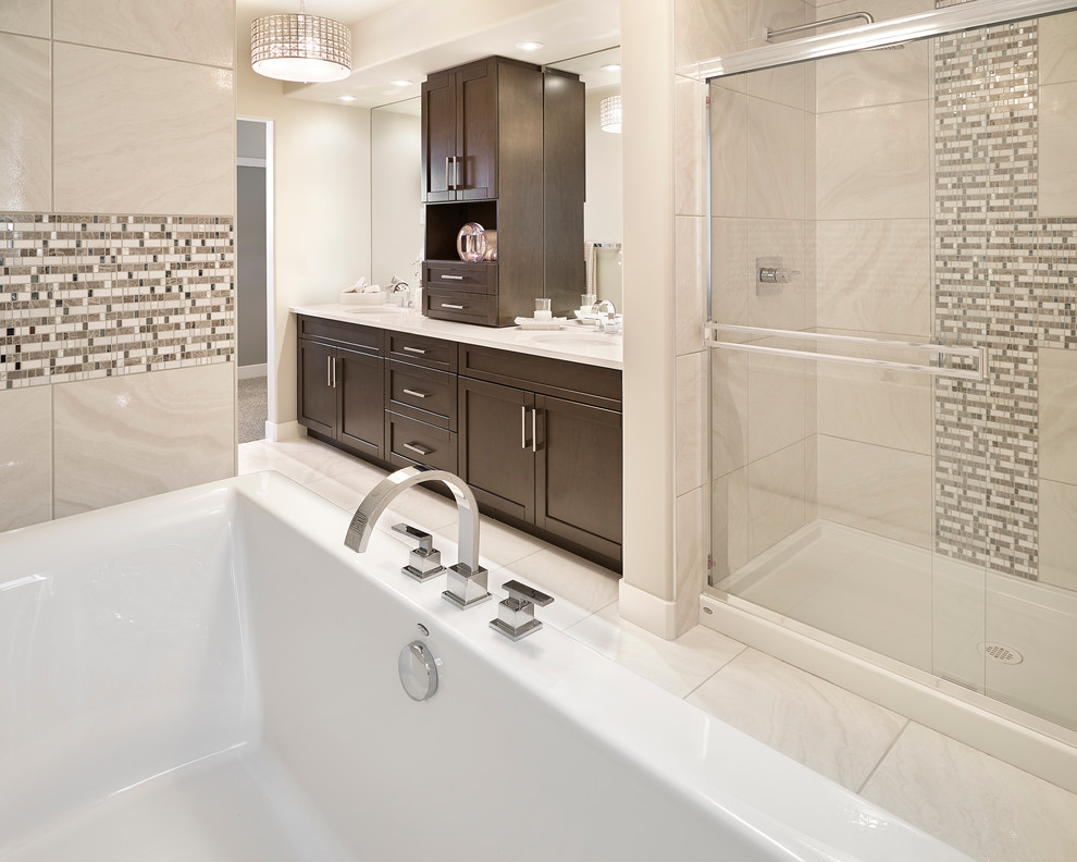 Esempio di una stanza da bagno contemporanea con lavabo sottopiano, vasca freestanding e piastrelle grigie