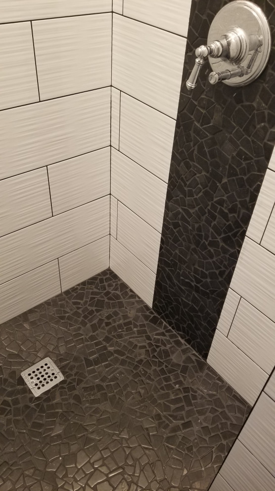 Foto di una grande stanza da bagno moderna