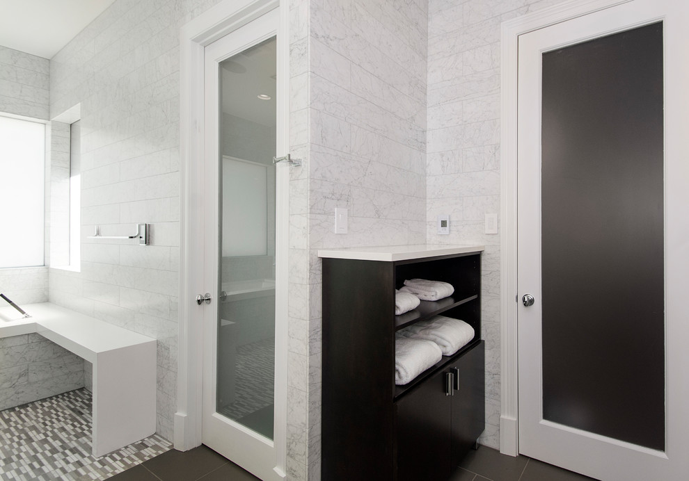 Пример оригинального дизайна: главная ванная комната среднего размера в современном стиле с плоскими фасадами, темными деревянными фасадами, полновстраиваемой ванной, душевой комнатой, унитазом-моноблоком, белой плиткой, мраморной плиткой, белыми стенами, полом из керамогранита, врезной раковиной, столешницей из кварцита, серым полом и открытым душем