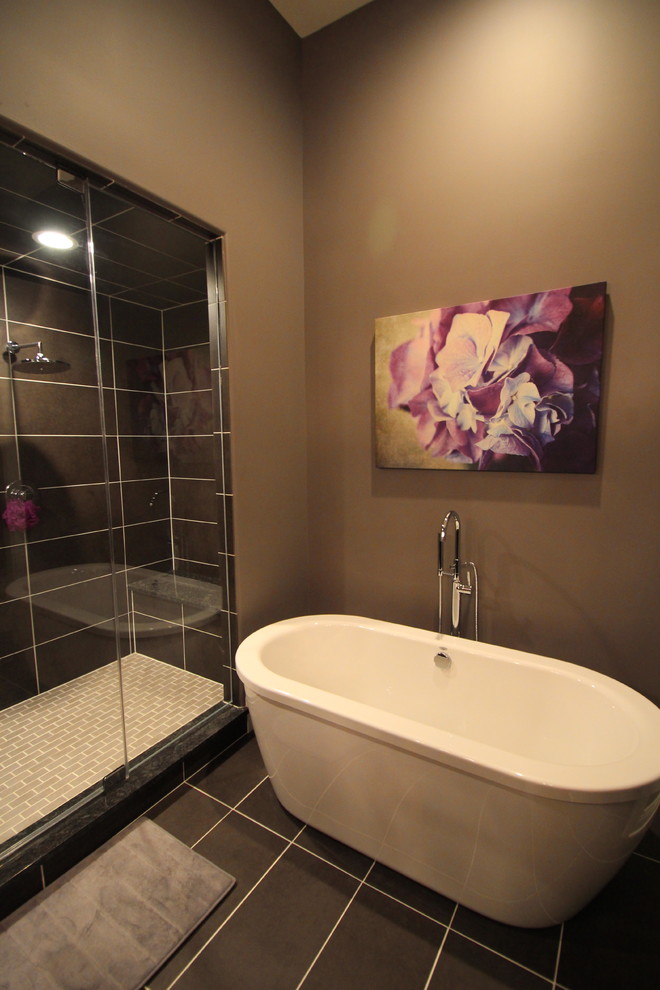 Foto di una grande stanza da bagno padronale contemporanea con vasca freestanding, doccia doppia, piastrelle nere, piastrelle in gres porcellanato, pareti grigie e pavimento in gres porcellanato