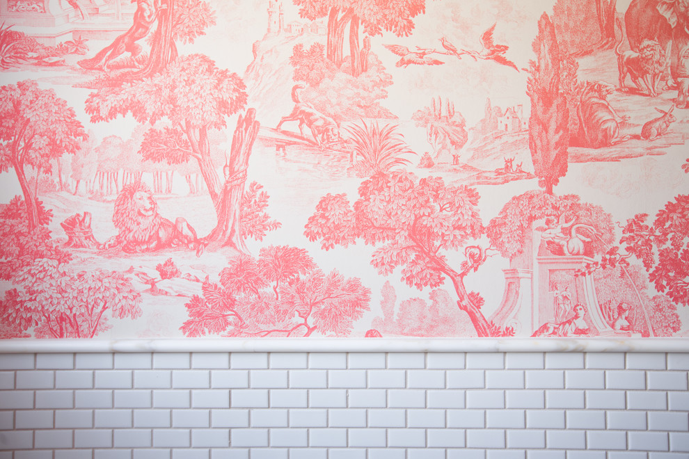 Esempio di una stanza da bagno boho chic di medie dimensioni con piastrelle bianche, pareti rosa e top in marmo