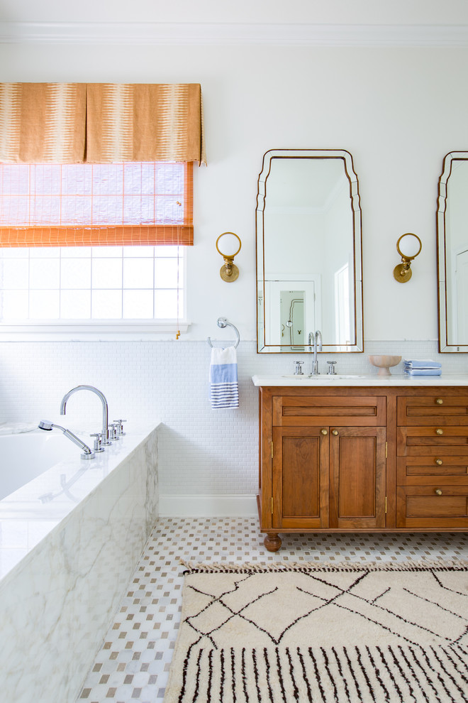 Idéer för att renovera ett mellanstort eklektiskt en-suite badrum, med möbel-liknande, skåp i mellenmörkt trä, vit kakel, rosa väggar och marmorbänkskiva