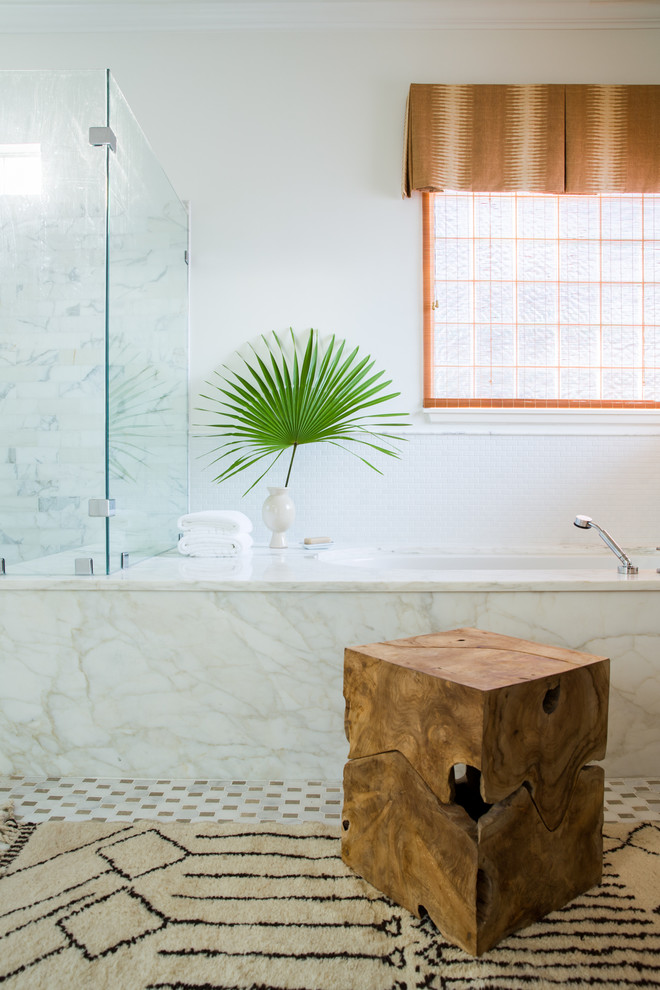 Inspiration pour une grande salle de bain principale bohème en bois brun avec un placard en trompe-l'oeil, un carrelage blanc, un mur blanc et un plan de toilette en marbre.