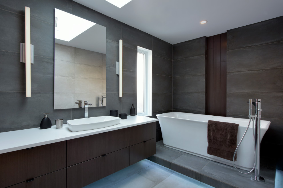 Réalisation d'une grande salle de bain minimaliste en bois foncé avec un mur gris et un sol gris.