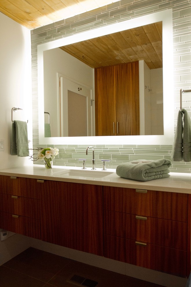 Idee per una stanza da bagno padronale moderna con lavabo sottopiano, ante lisce, ante in legno scuro, top in quarzite, piastrelle grigie, piastrelle di vetro, pareti bianche e pavimento in gres porcellanato