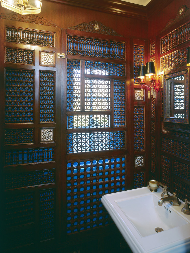 Immagine di una stanza da bagno boho chic con lavabo a colonna