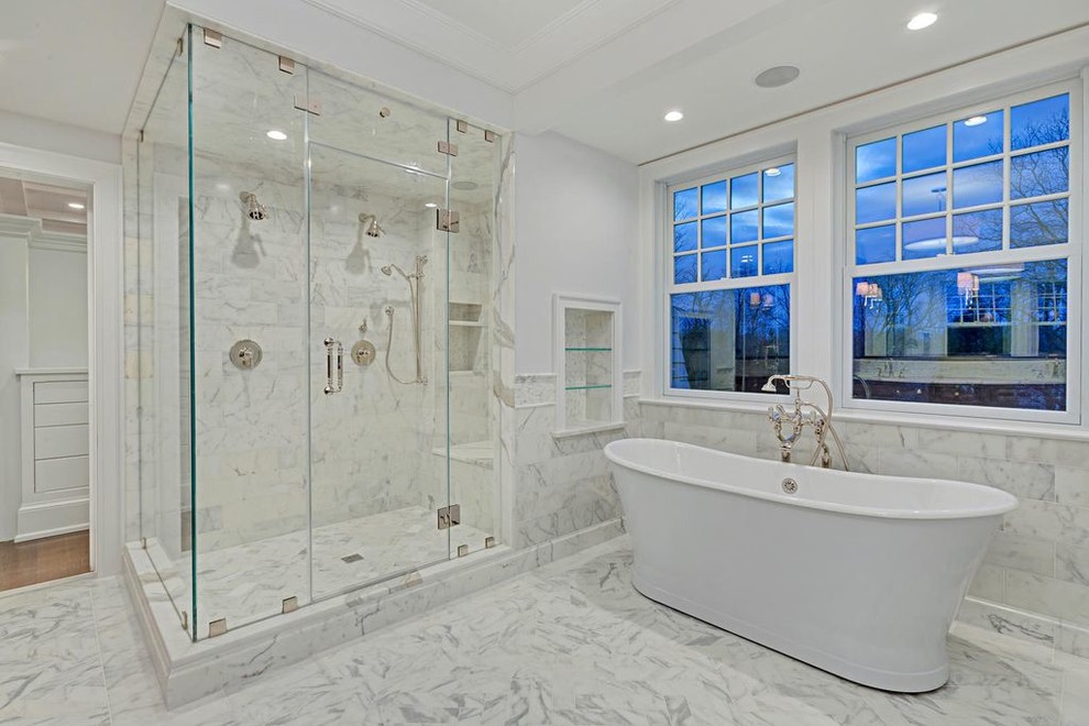 Foto di una grande stanza da bagno padronale design con nessun'anta, vasca freestanding, doccia ad angolo, piastrelle bianche, piastrelle in pietra, pareti bianche e pavimento in marmo