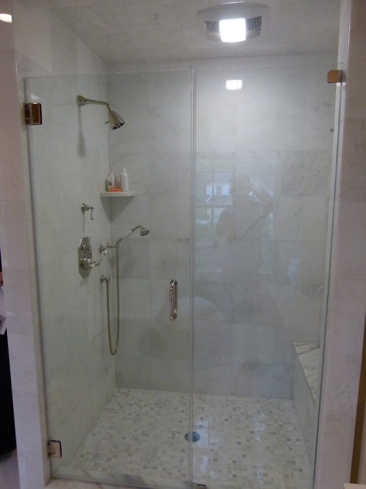 Exempel på ett stort klassiskt en-suite badrum, med ett undermonterad handfat, luckor med infälld panel, vita skåp, bänkskiva i akrylsten, ett fristående badkar, en dusch i en alkov, vit kakel, stenkakel, beige väggar, marmorgolv och en toalettstol med hel cisternkåpa