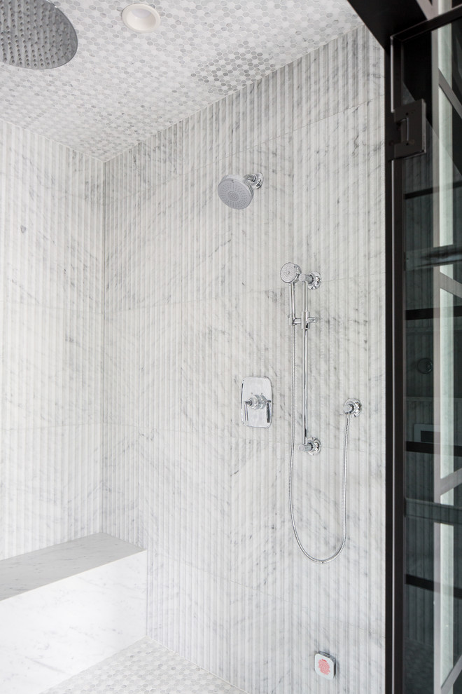 Immagine di una grande stanza da bagno padronale mediterranea con ante nere, zona vasca/doccia separata, pareti bianche, pavimento in marmo, lavabo da incasso e porta doccia a battente