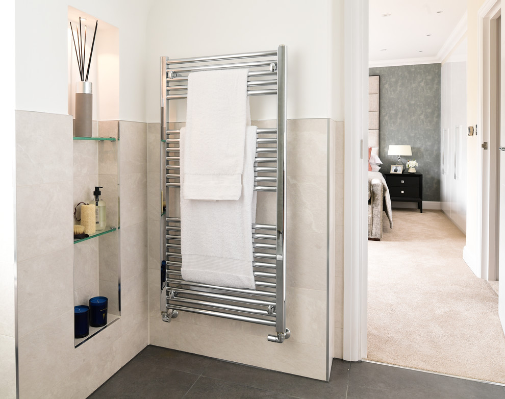 Esempio di una stanza da bagno con piastrelle beige, piastrelle in gres porcellanato, pavimento in gres porcellanato e pavimento grigio