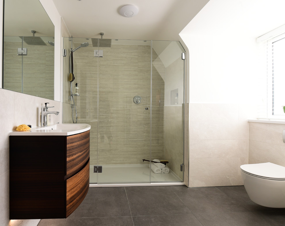 Esempio di una stanza da bagno con piastrelle beige, piastrelle in gres porcellanato, pavimento in gres porcellanato e pavimento grigio