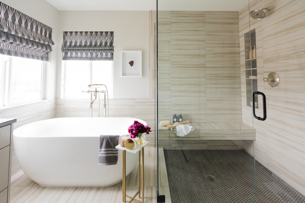 Modelo de cuarto de baño rectangular tradicional renovado con bañera exenta, ducha esquinera, baldosas y/o azulejos beige, paredes beige, suelo beige y ducha con puerta con bisagras