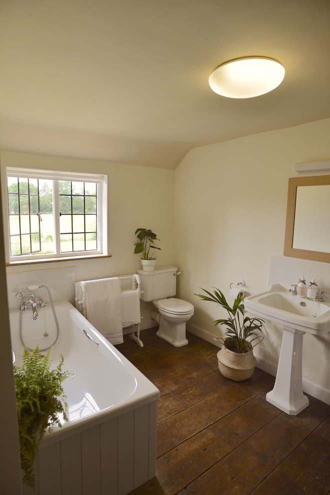 Idée de décoration pour une salle de bain champêtre de taille moyenne pour enfant avec une baignoire posée, WC séparés, un mur blanc, parquet foncé, un lavabo de ferme et un sol marron.