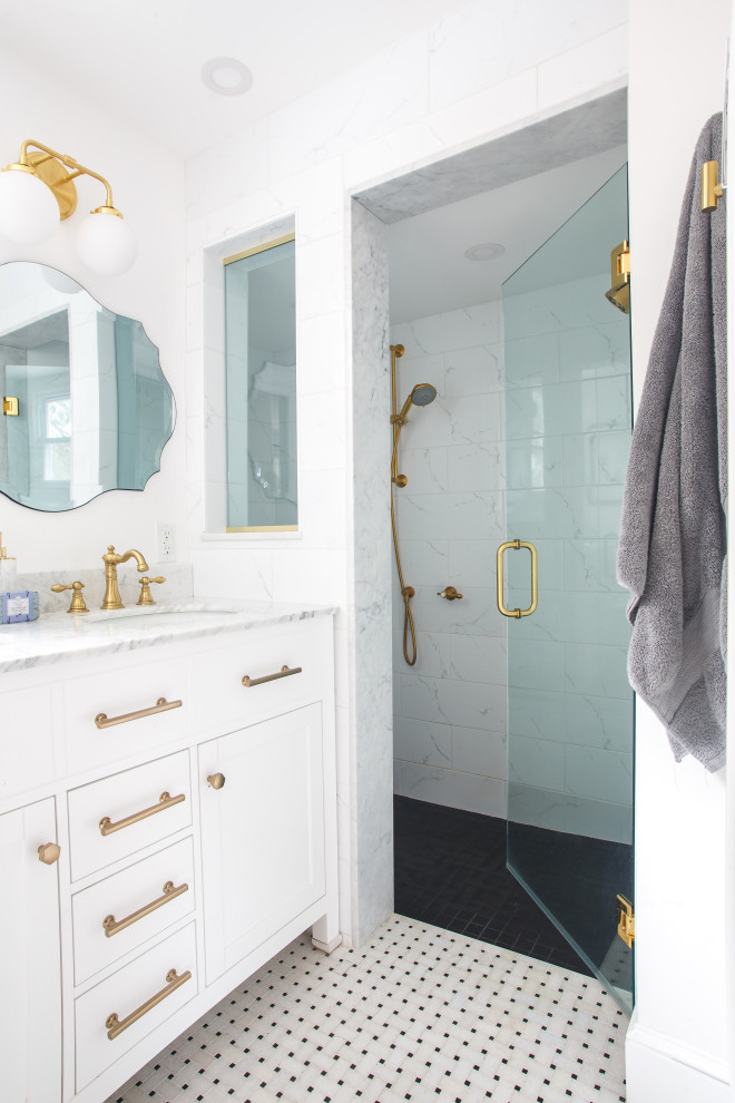Пример оригинального дизайна: маленькая ванная комната в стиле неоклассика (современная классика) с фасадами в стиле шейкер, белыми фасадами, душевой комнатой, раздельным унитазом, белой плиткой, мраморной плиткой, белыми стенами, мраморным полом, врезной раковиной, мраморной столешницей, разноцветным полом, душем с распашными дверями, белой столешницей, сиденьем для душа, тумбой под две раковины и встроенной тумбой для на участке и в саду