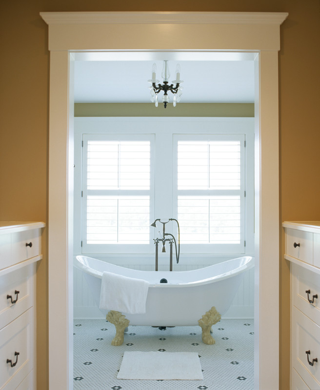Inspiration pour une grande salle de bain principale traditionnelle avec un placard à porte shaker, des portes de placard blanches, une baignoire indépendante, un carrelage blanc, un mur beige et un sol en carrelage de céramique.