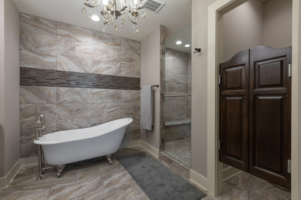 Inredning av ett klassiskt stort grå grått en-suite badrum, med skåp i shakerstil, vita skåp, ett badkar med tassar, en dusch i en alkov, brun kakel, porslinskakel, beige väggar, klinkergolv i porslin, ett undermonterad handfat, granitbänkskiva, flerfärgat golv och dusch med gångjärnsdörr