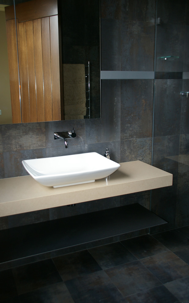 Свежая идея для дизайна: ванная комната среднего размера в современном стиле с настольной раковиной, столешницей из искусственного кварца, открытым душем, керамогранитной плиткой, полом из керамогранита и душевой кабиной - отличное фото интерьера