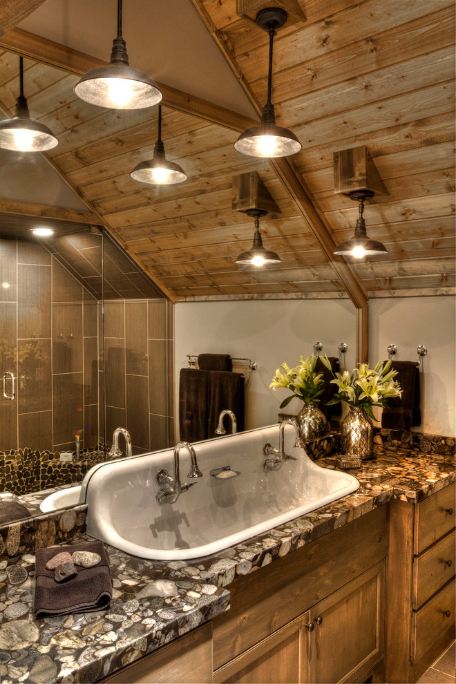 На фото: ванная комната в стиле рустика с раковиной с несколькими смесителями, фасадами в стиле шейкер, фасадами цвета дерева среднего тона, коричневой плиткой и бежевыми стенами с