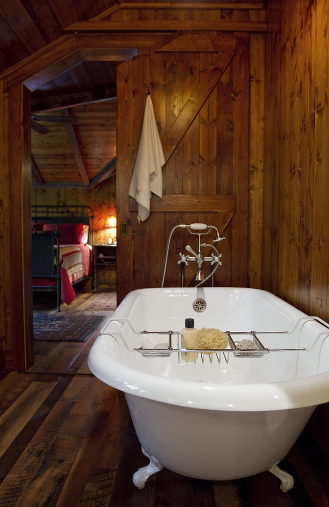 Bild på ett rustikt badrum, med ett badkar med tassar