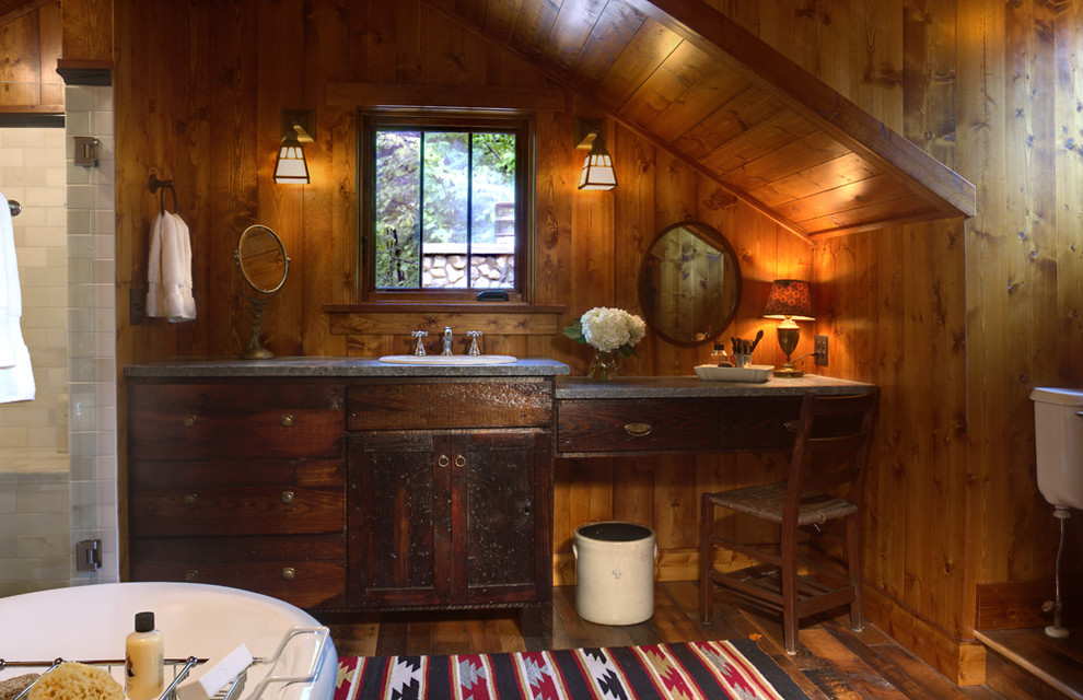 Idéer för att renovera ett rustikt badrum, med ett nedsänkt handfat och skåp i slitet trä
