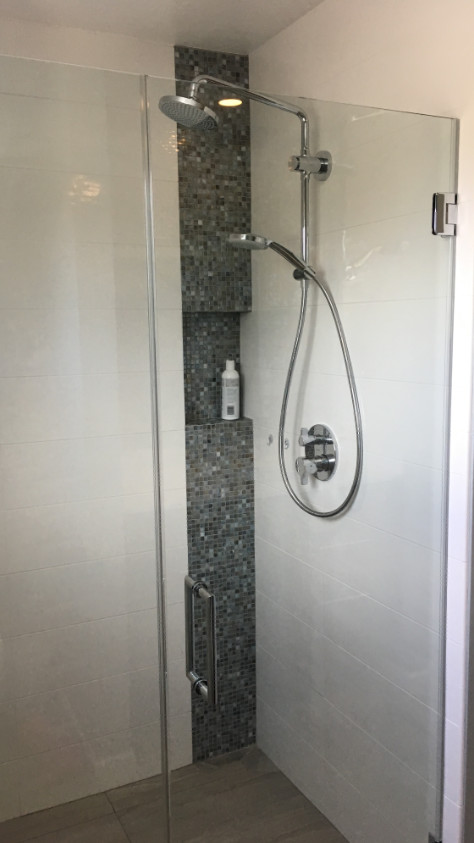 Esempio di una stanza da bagno minimalista con ante lisce, ante grigie, piastrelle multicolore, pavimento con piastrelle in ceramica, top in marmo e pavimento grigio