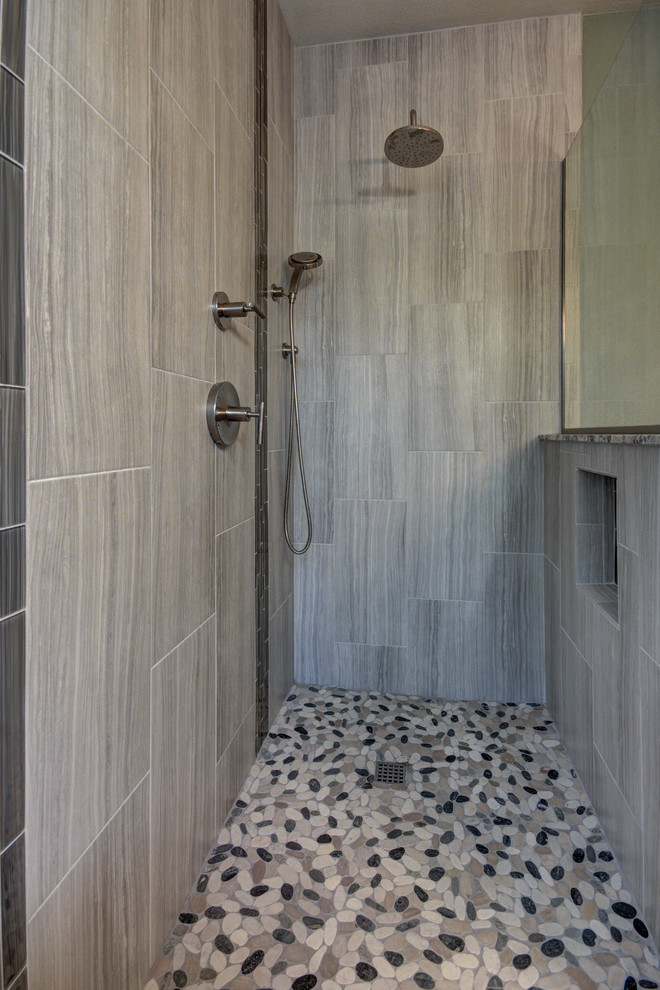 Inspiration för stora klassiska en-suite badrum, med skåp i shakerstil, bruna skåp, en öppen dusch, svart och vit kakel, keramikplattor, grå väggar, klinkergolv i keramik, ett fristående handfat och granitbänkskiva