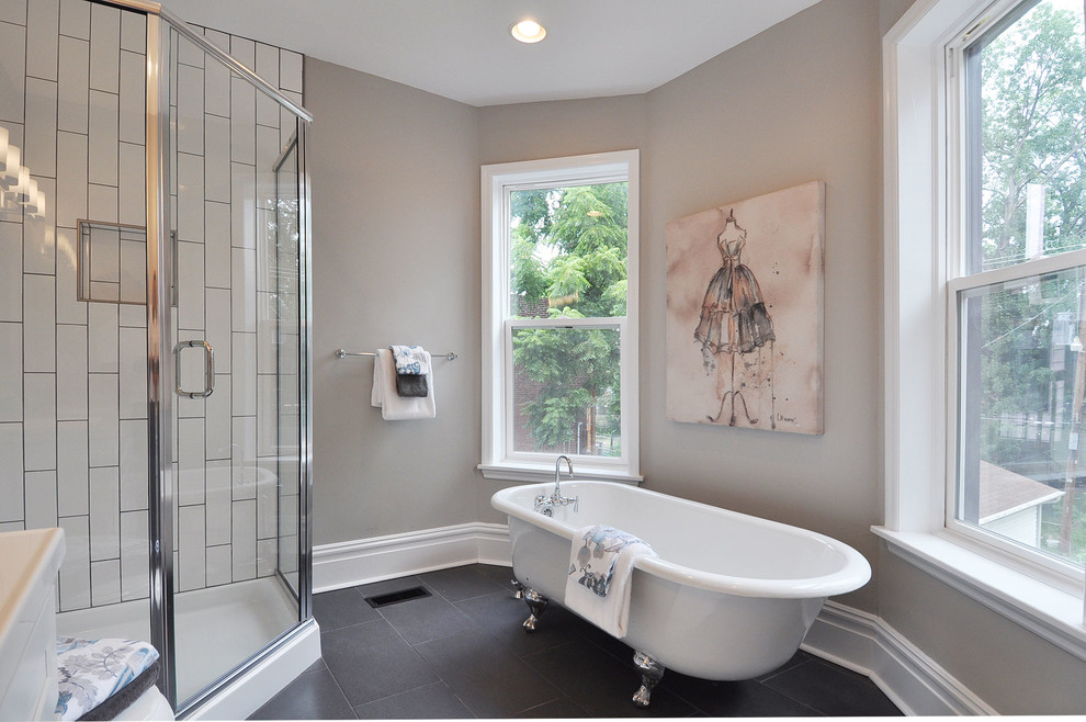 Bild på ett mellanstort vintage en-suite badrum, med ett undermonterad handfat, skåp i shakerstil, vita skåp, marmorbänkskiva, ett badkar med tassar, en hörndusch, grå väggar och klinkergolv i keramik