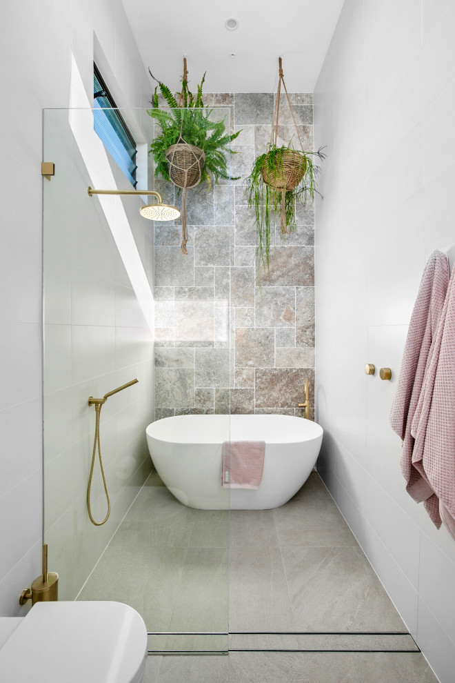 Inspiration för ett funkis en-suite badrum, med ett fristående badkar, våtrum, en vägghängd toalettstol, vita väggar, beiget golv och med dusch som är öppen