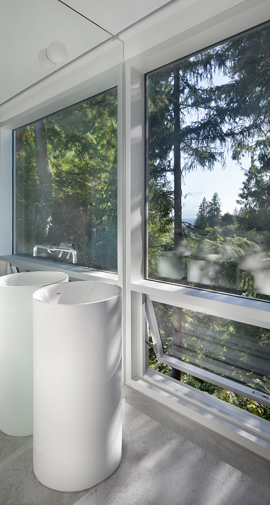 Стильный дизайн: ванная комната в стиле модернизм с раковиной с пьедесталом - последний тренд