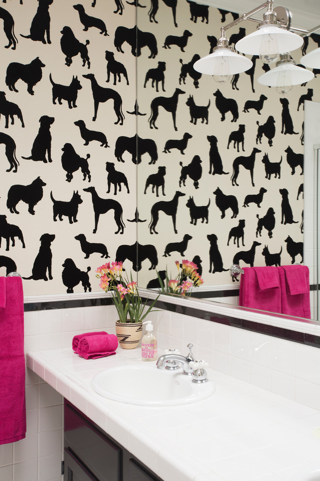 Ispirazione per una stanza da bagno tradizionale con lavabo da incasso, top piastrellato e pareti multicolore