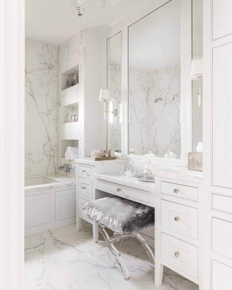 Idéer för ett stort klassiskt vit en-suite badrum, med vita skåp, vit kakel, marmorbänkskiva, marmorkakel, vita väggar, marmorgolv, vitt golv, ett undermonterat badkar, en dusch i en alkov, en toalettstol med separat cisternkåpa, ett undermonterad handfat och med dusch som är öppen
