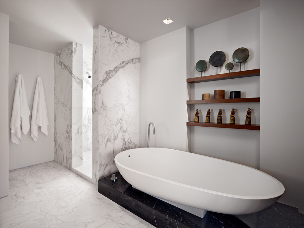 Idéer för ett modernt badrum, med ett fristående badkar och marmorkakel