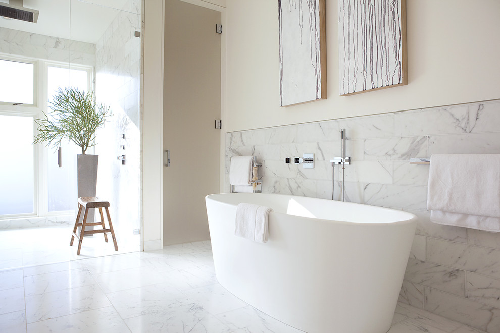 Идея дизайна: ванная комната в стиле модернизм с отдельно стоящей ванной и плиткой кабанчик