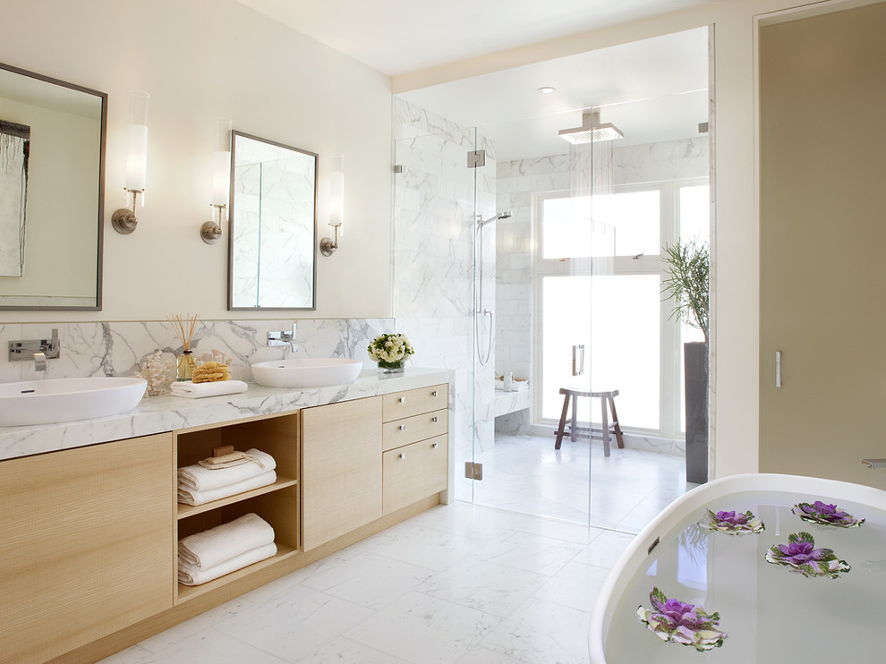 Imagen de cuarto de baño minimalista con lavabo sobreencimera