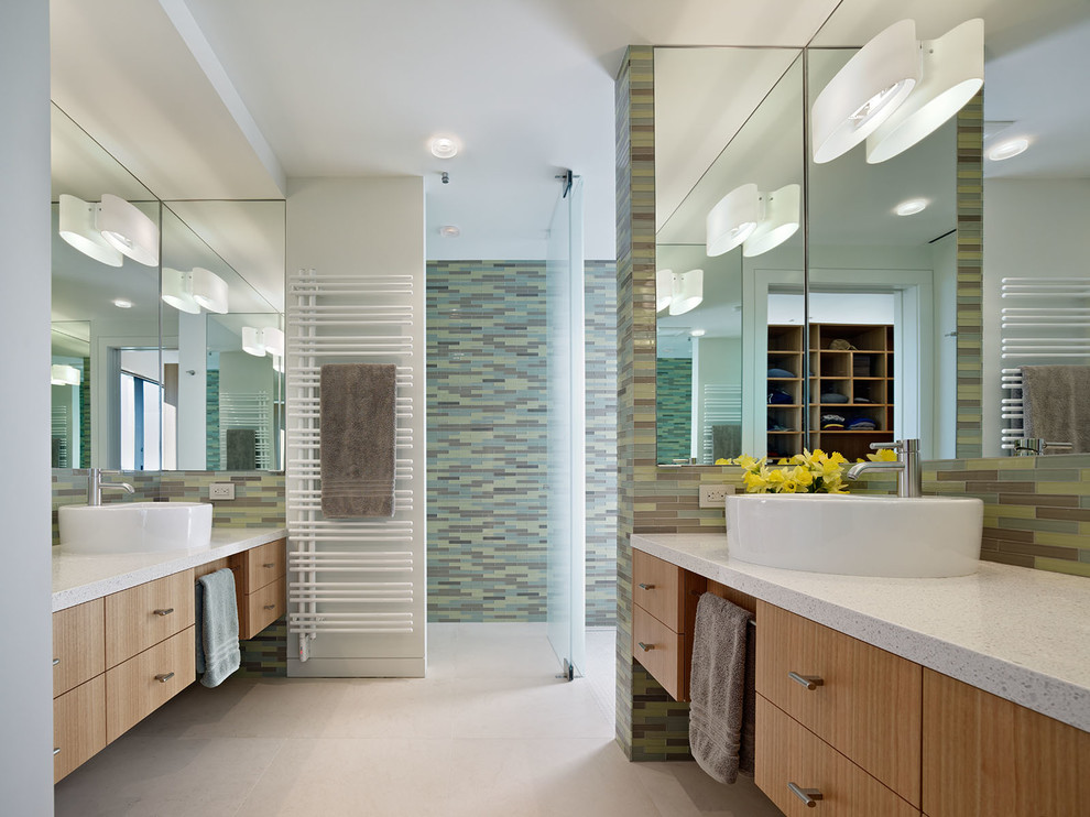 サンフランシスコにあるラグジュアリーな広いコンテンポラリースタイルのおしゃれなマスターバスルーム (ベッセル式洗面器、テラゾーの洗面台、コーナー設置型シャワー、緑のタイル、白い洗面カウンター) の写真