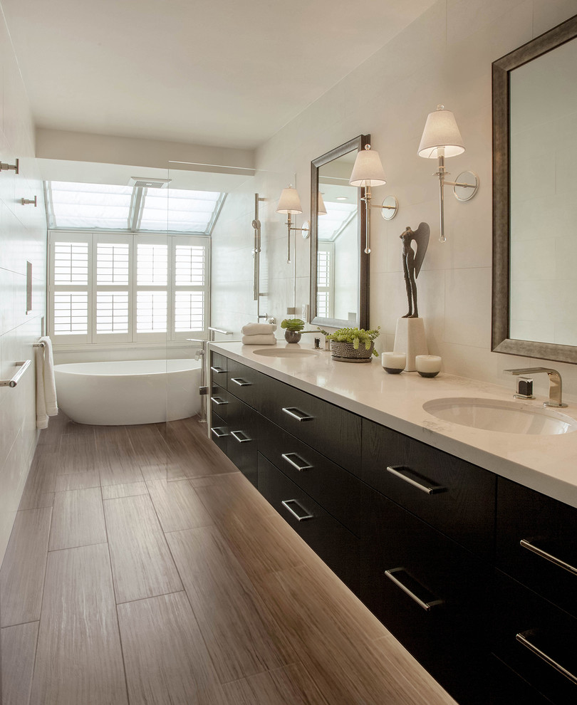 Стильный дизайн: ванная комната в стиле неоклассика (современная классика) с плоскими фасадами, черными фасадами, отдельно стоящей ванной, душевой комнатой, врезной раковиной, коричневым полом, открытым душем и белой столешницей - последний тренд