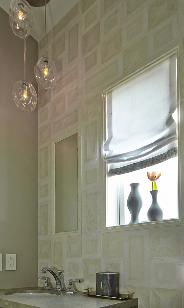 Пример оригинального дизайна: маленькая главная ванная комната в стиле модернизм с врезной раковиной, плоскими фасадами, мраморной столешницей, белой плиткой, каменной плиткой, бежевыми стенами и светлым паркетным полом для на участке и в саду