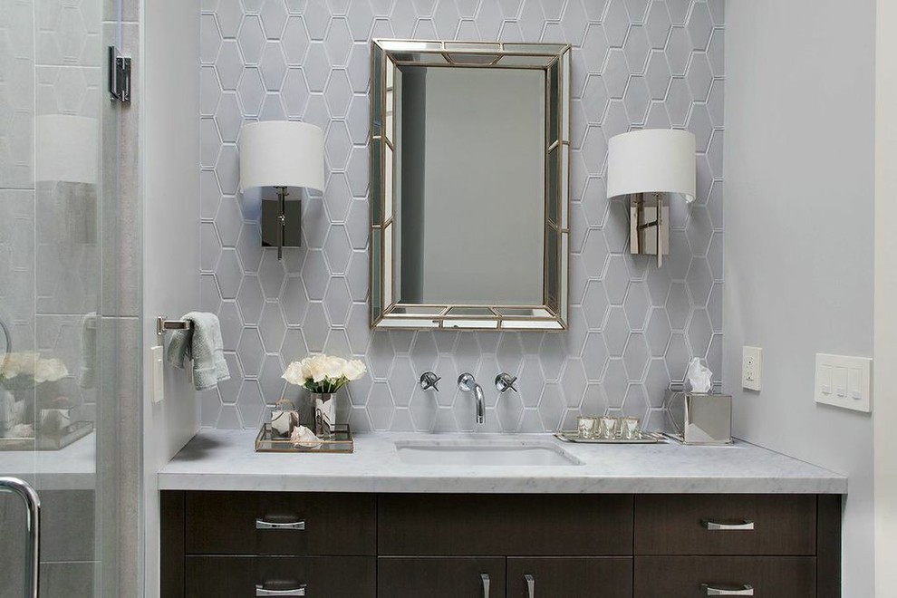 Exempel på ett litet klassiskt en-suite badrum, med ett undermonterad handfat, släta luckor, skåp i mörkt trä, marmorbänkskiva, ett undermonterat badkar, en hörndusch, en vägghängd toalettstol, grå kakel, keramikplattor, grå väggar och klinkergolv i porslin