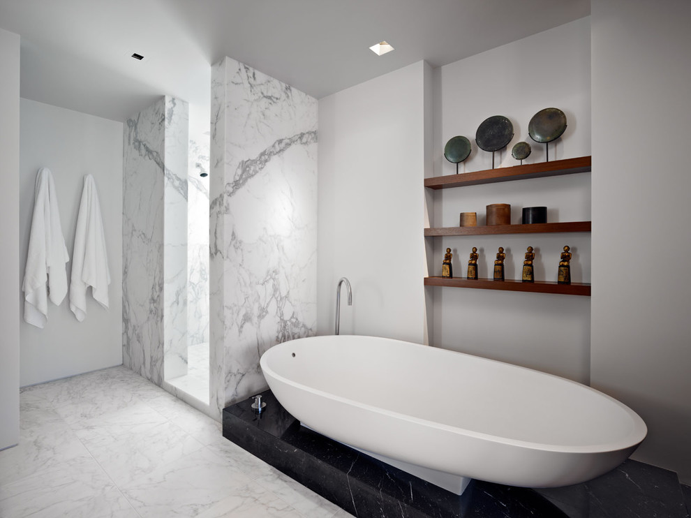 サンフランシスコにあるモダンスタイルのおしゃれな浴室 (置き型浴槽、オープン型シャワー、白いタイル、オープンシャワー、大理石タイル) の写真