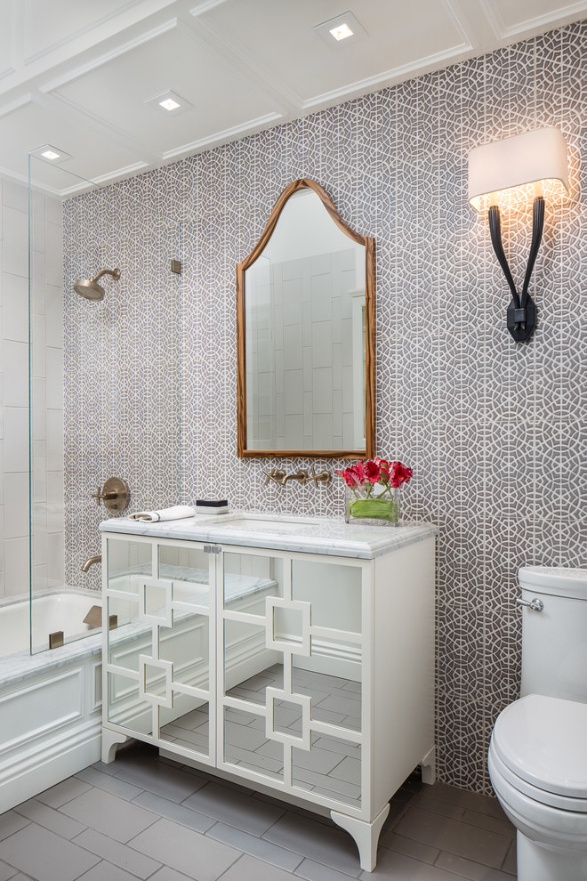 Diseño de cuarto de baño tradicional con bañera empotrada, combinación de ducha y bañera, paredes multicolor y armarios con paneles lisos