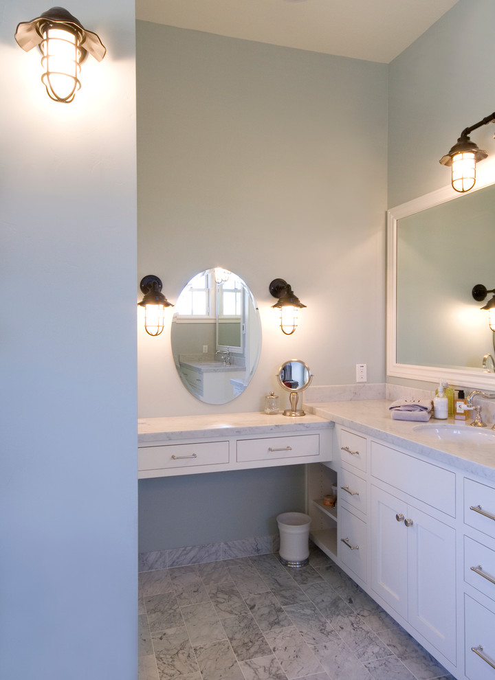 Inredning av ett lantligt mellanstort en-suite badrum, med skåp i shakerstil, vita skåp, beige kakel, grå kakel, stenkakel, blå väggar, marmorgolv, ett undermonterad handfat och bänkskiva i kvarts