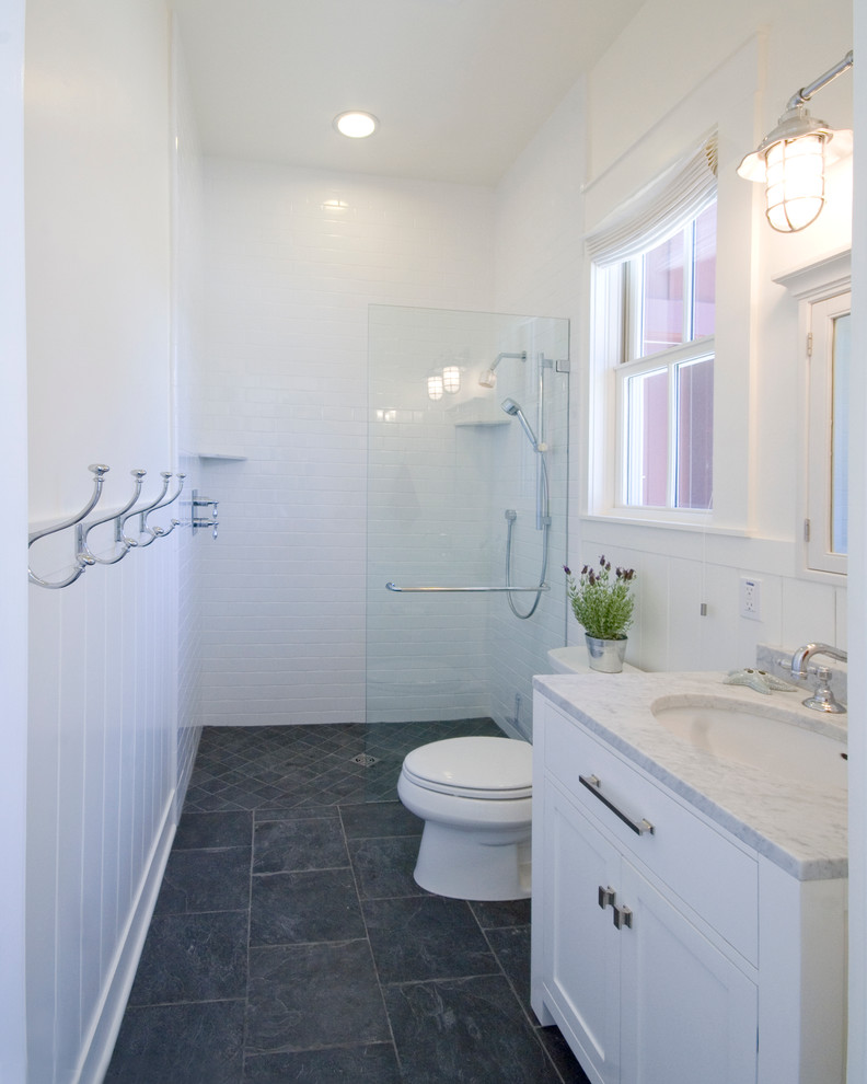 Идея дизайна: ванная комната среднего размера в стиле кантри с фасадами в стиле шейкер, белыми фасадами, открытым душем, унитазом-моноблоком, черной плиткой, каменной плиткой, белыми стенами, полом из сланца, душевой кабиной, врезной раковиной и мраморной столешницей