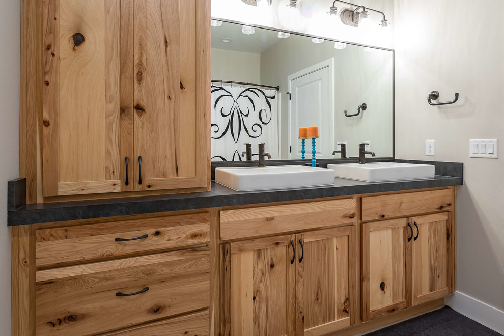 Modelo de cuarto de baño rural grande con armarios con paneles empotrados, suelo de baldosas de porcelana, suelo blanco, puertas de armario marrones, lavabo encastrado y encimera de laminado