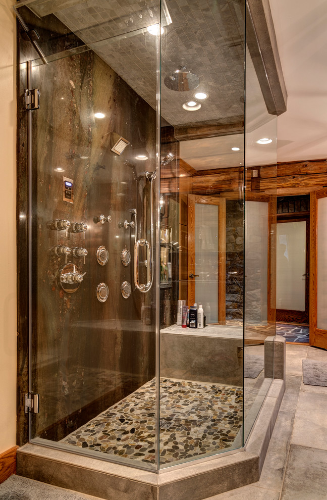 Bild på ett stort rustikt en-suite badrum, med en dusch i en alkov, beige väggar och dusch med gångjärnsdörr